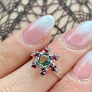 Granát Stříbrný prsten květ s českým granátem a vltavínem, 52, Rhodiování 01839