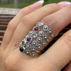 Aranys Stříbrný prsten s měsíčním kamenem, kytičky, 63 54432